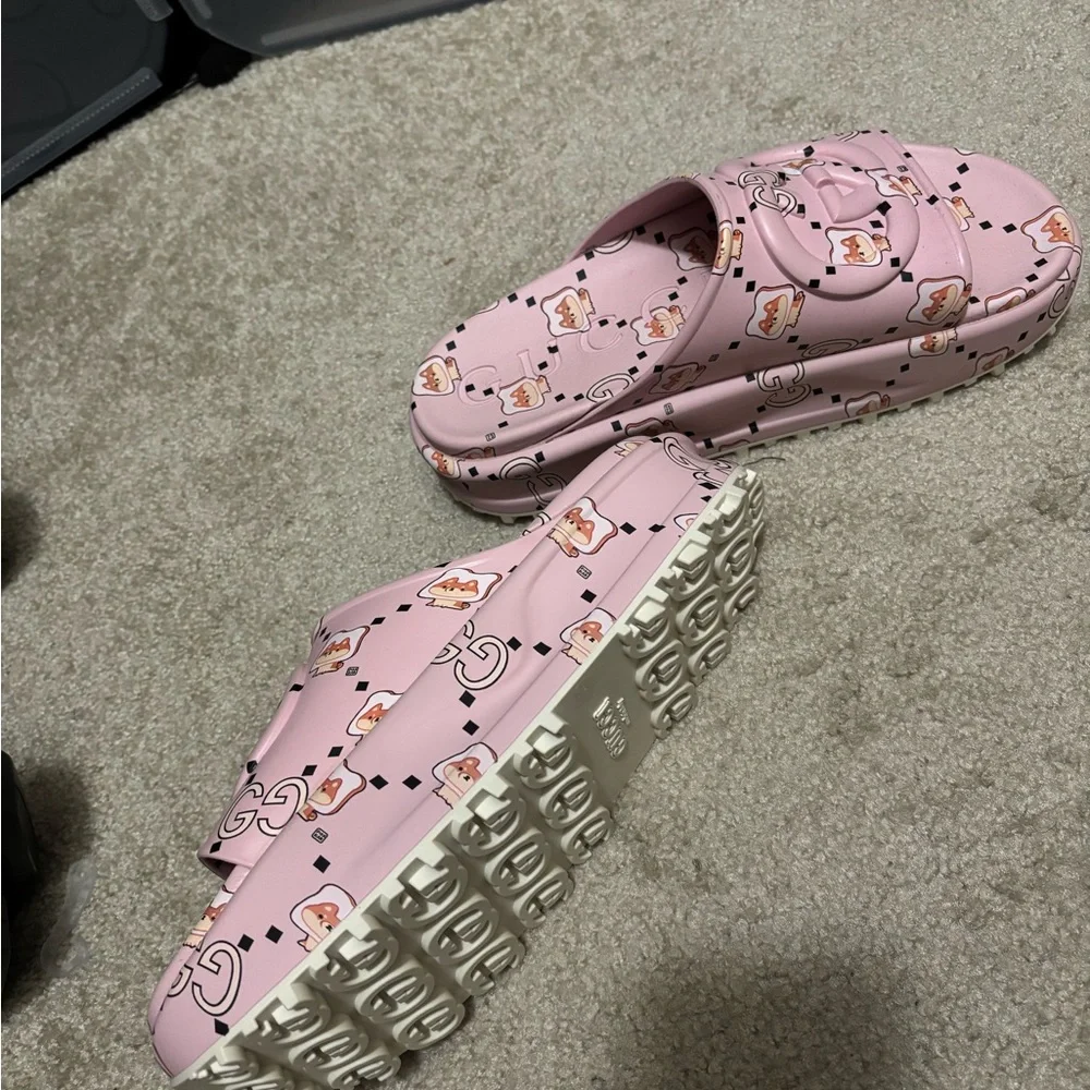 Gucci Pink Sandals Chic Designer Flip Flops - Picture 3 of 4